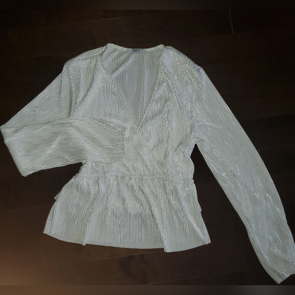 Suzy Shier White/Silver Satin Blouse